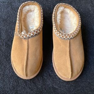 BRAND NEW Kids Ugg Tasman shoes size 3